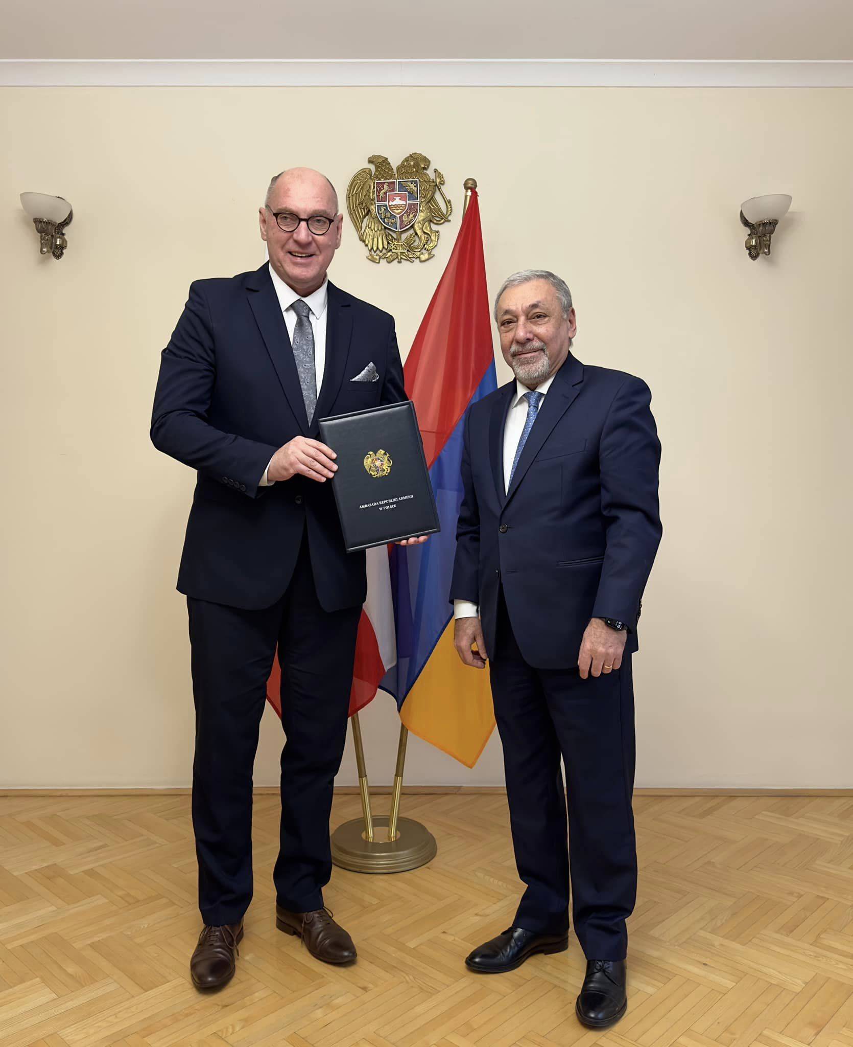 Ամբողջ ալբոմ