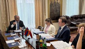 Լեհաստանում Հայաստանի դեսպանությունում դեսպան Ալեքսանդր Արզումանյանը հանդիպել է լեհական փորձագիտական շրջանակի ներկայացուցիչների, վերլուծաբան-լրագրողների հետ