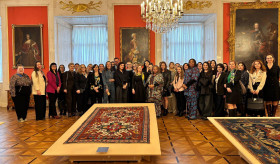 Լեհաստանի Հանրապետությունում Հայաստանի Հանրապետության դեսպանությունը, Վարշավայի կանանց դիվանագիտական ակումբի հետ համատեղ, կազմակերպել է այց դեպի Վարշավայի թագավորական ամրոց, որտեղ ներկայացված են Թերեզա Սահակյանի գորգերի հավաքածուի հայկական նմուշները