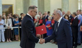 Լեհաստանի Նախագահական նստավայրում նախագահ Անջեյ Դուդան հայազգի ֆիզիկոս, ֆիզմաթ գիտությունների դոկտոր, պրոֆեսոր Արմեն Սեդրակյանին շնորհել է ֆիզիկական գիտությունների լիիրավ պրոֆեսորի կոչում