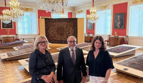 ԼՀ-ում ՀՀ դեսպան Ալեքսանդր Արզումանյանը տիկնոջ Մելիսսա Բրաունի հետ այցելել է Վարշավայի թագավորական ամրոց, որտեղ կրկին ցուցադրության են ներկայացված Թերեզա Սահակյանի կովկասյան գորգերի նմուշները